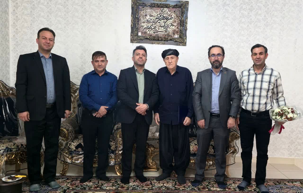 تجدید میثاق مدیرعامل و جمعی از کارکنان شرکت گاز ایلام با آرمان‌های شهدا در هفته دولت

