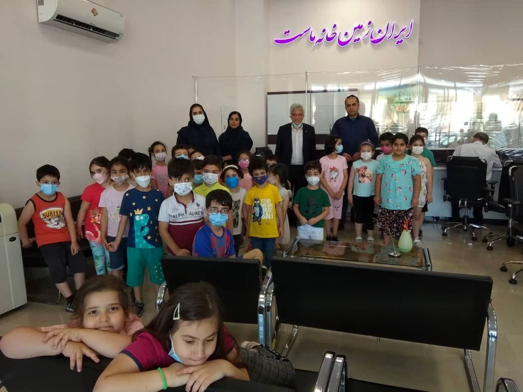 بازدید کودکان از شعبه بانک ایران زمین

