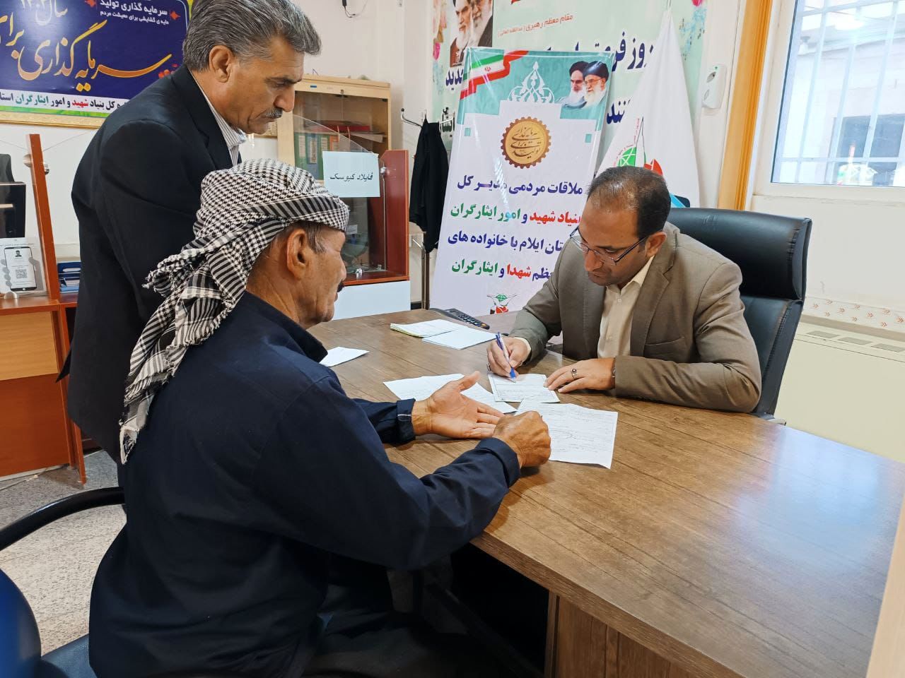 مدیرکل بنیاد شهید ایلام در ملاقات مردمی به درخواست‌ها و مشکلات ۴۶ ایثارگر رسیدگی کرد 

