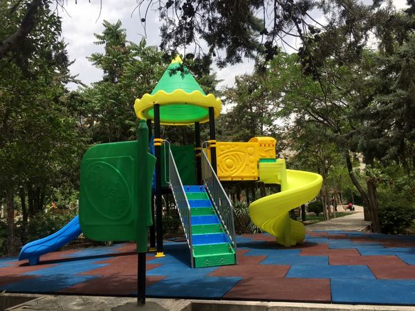 نصب وسایل بازی و کفپوش ایمن در بوستان های منطقه2 