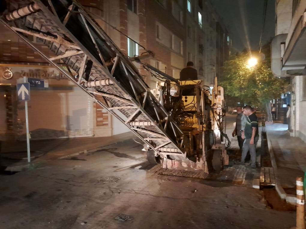 پخش ۱۰ هزار تن آسفالت در معابر منطقه۱۳ 