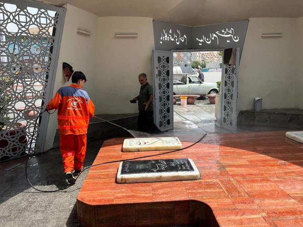پاکسازی و شست و شوی مقبره الشهدای گمنام میدان آئینی امام حسین(ع)