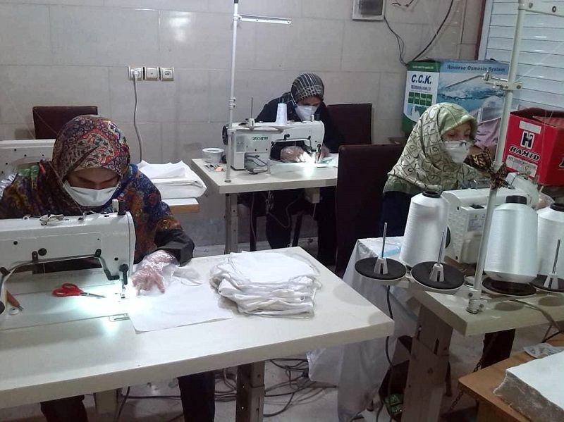 تولید روزانه حدود 10 هزار ماسک و گان توسط بانوان سرپرست خانوار شمال شرق تهران

