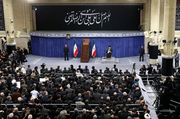 رهبر انقلاب: باید از رئیس جمهور حمایت شود