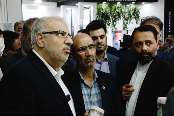 بازدید وزیر نفت و مدیرعامل شرکت ملی مناطق نفتخیز جنوب از غرفه پارک علم و فناوری خوزستان